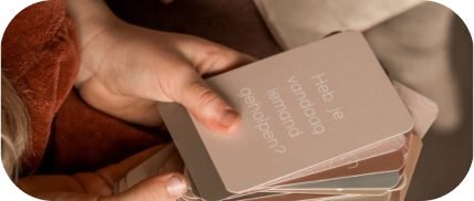 Klets- en emotiekaarten in kinderhanden