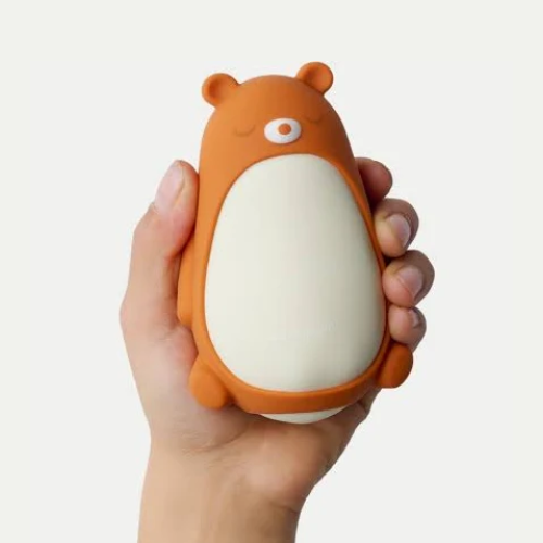 moonbuddy in een kinderhand